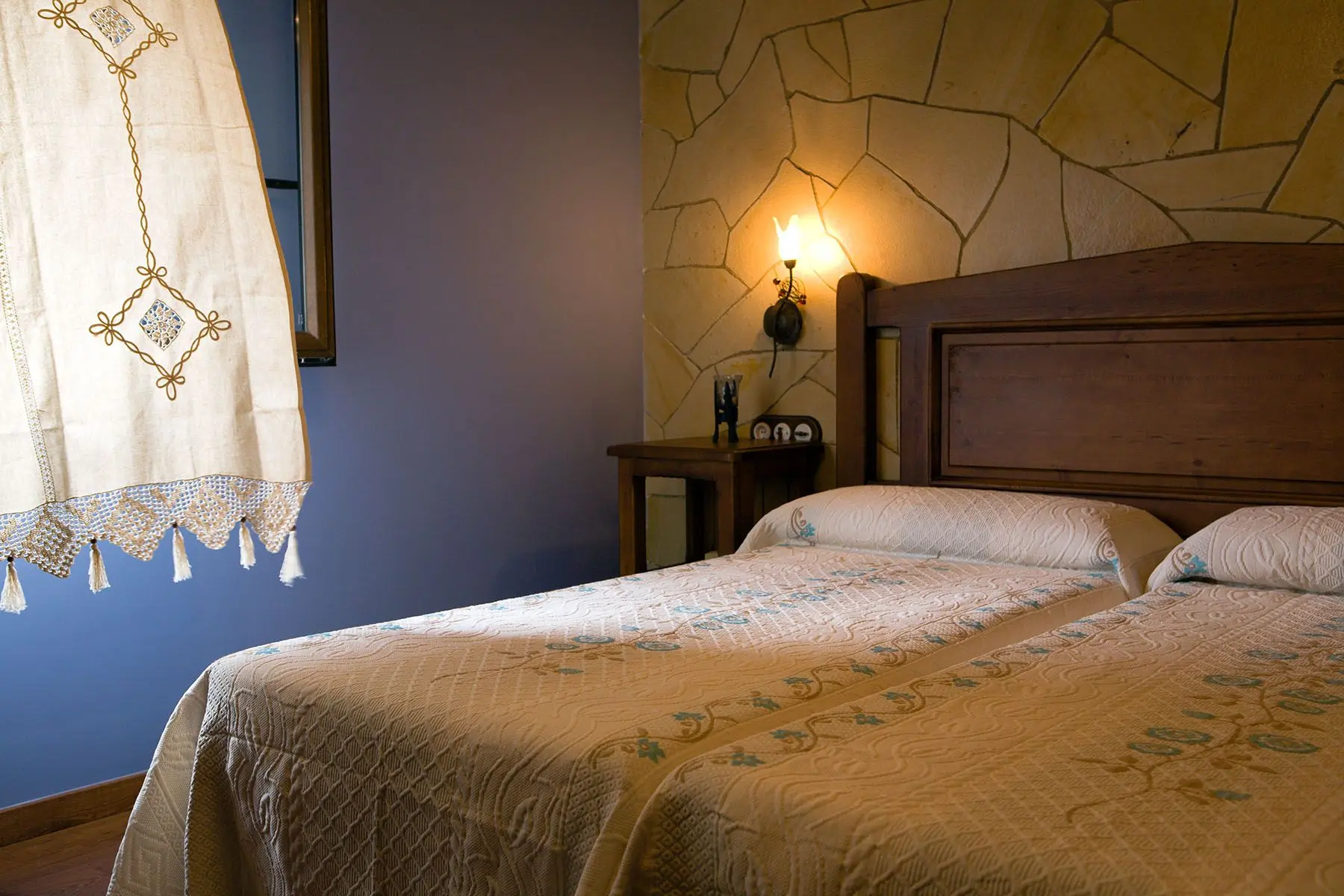 Dormitorio de Mas d’Albalat con dos camas individuales junto a la ventana