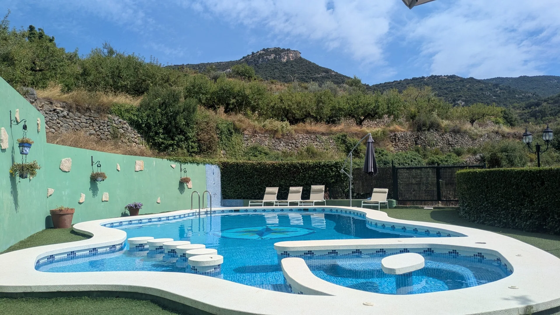Piscina privada con jacuzzi integrado de Mas d’Albalat, con las montañas de Castellón al fondo